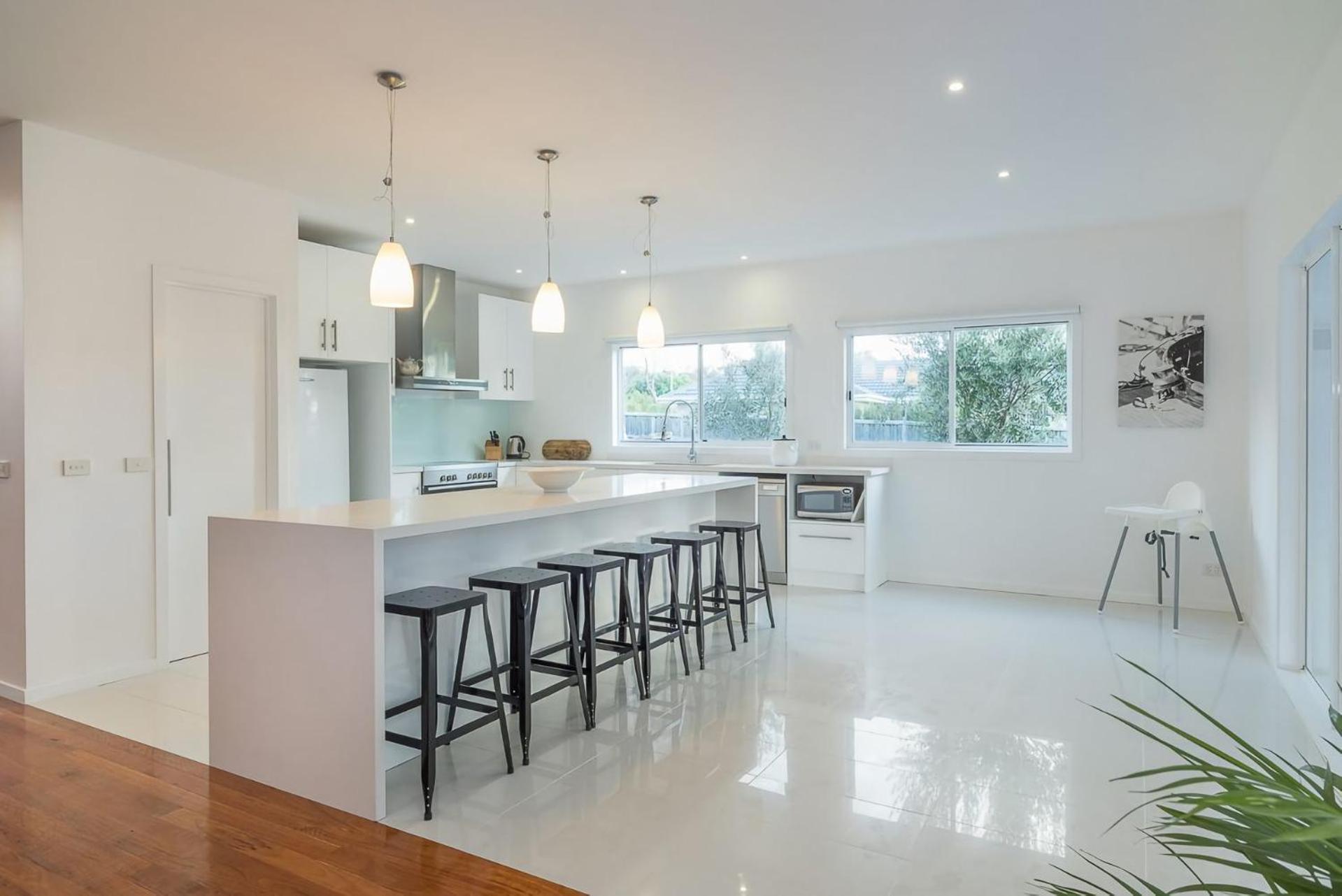 Currawong Close Pool Pool Table Alfresco Featured คาวเวส ภายนอก รูปภาพ