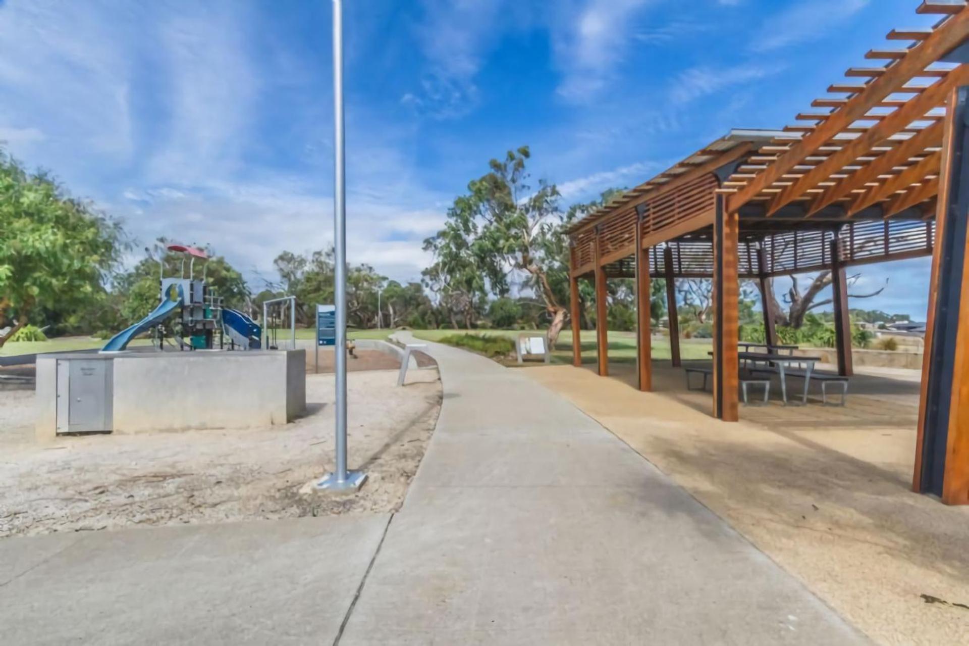 Currawong Close Pool Pool Table Alfresco Featured คาวเวส ภายนอก รูปภาพ
